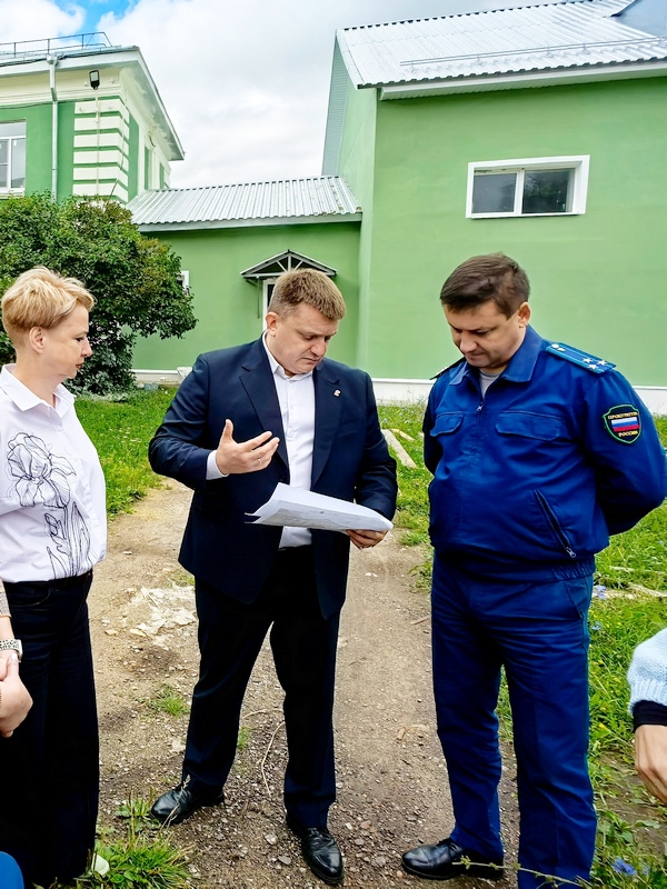 Сергей Сидорин и городской прокурор проконтролировали ход работ в школе №18