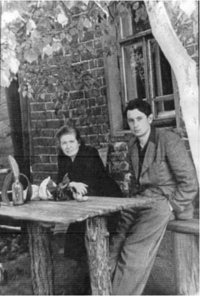 С. Никитин с мамой во дворе своего дома во время студенческих каникул. 1948-1952 гг.